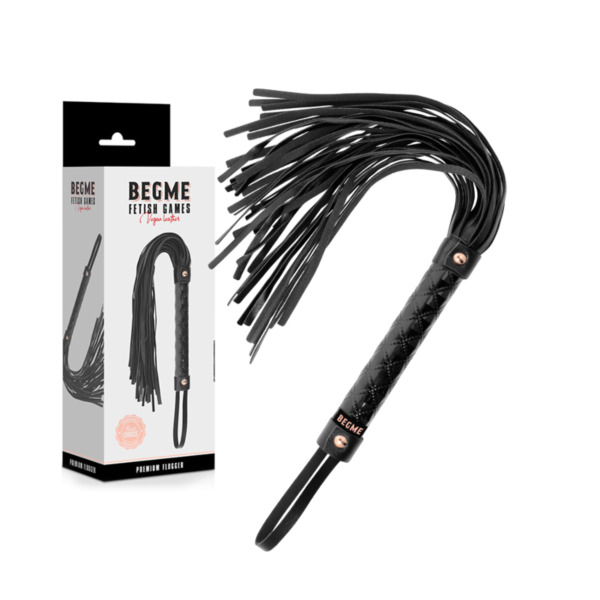 BEGME Black Edition zweep van vegan leer, met repen en een handvat