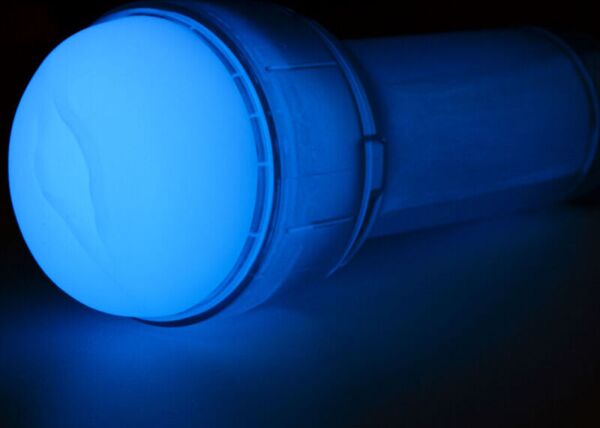 Kiiroo FeelGlow masturbator met doorschijnende sleeve, vaginaal gevormde opening en transparante behuizing