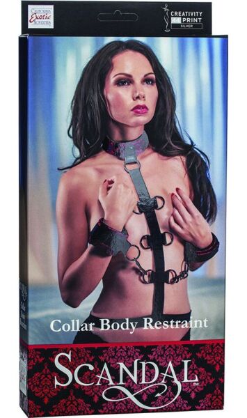 Scandal Collar Body Restraint halsband met handboeien van CalExotics, in rood en zwart brokaat