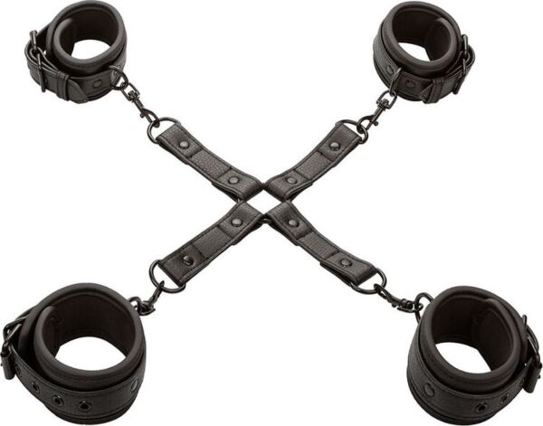 Hogtie set Nocturnal Collection van CalExotics, met vier zwarte manchetten en een centrale connector