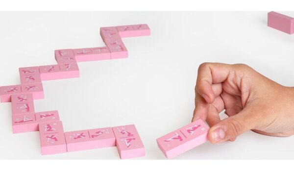 Erotisch houten dominospel Secret Play Kinky Domino, met de stenen met afbeeldingen