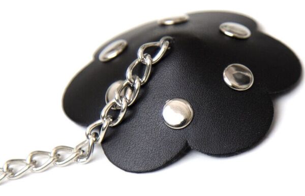 Zwarte Ohmama Fetish tepelstickers in bloemblaadvorm, met metalen ketting